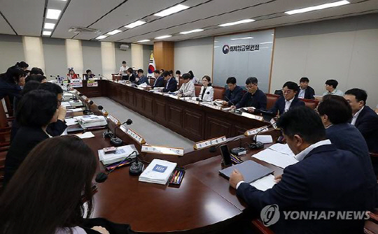 9일 오후 세종시 정부세종청사에서 최저임금위원회 9차 전원회의가 열리고 있다. 연합뉴스